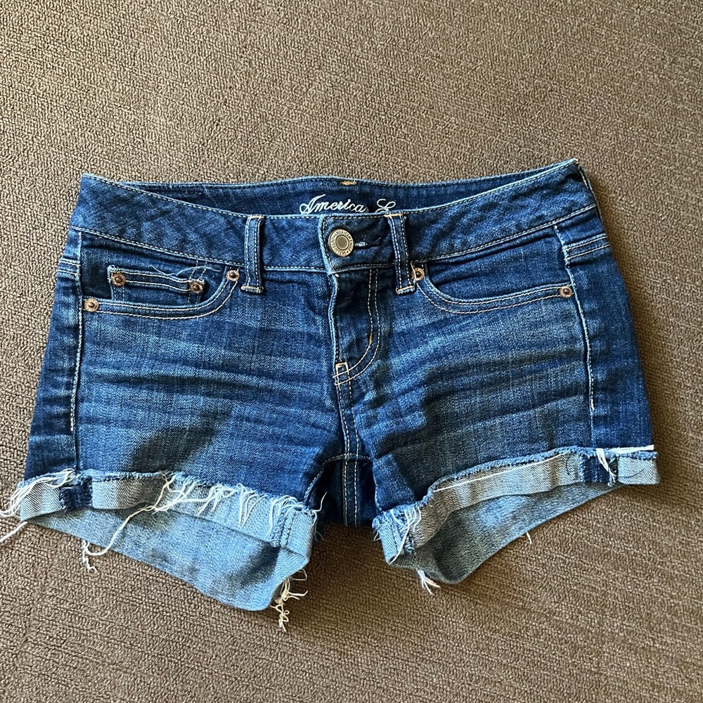 NEW AMERICAN EAGLE SHORTIE CUFFED DISTRESSED JEAN SHORTS 
Size 0 Top